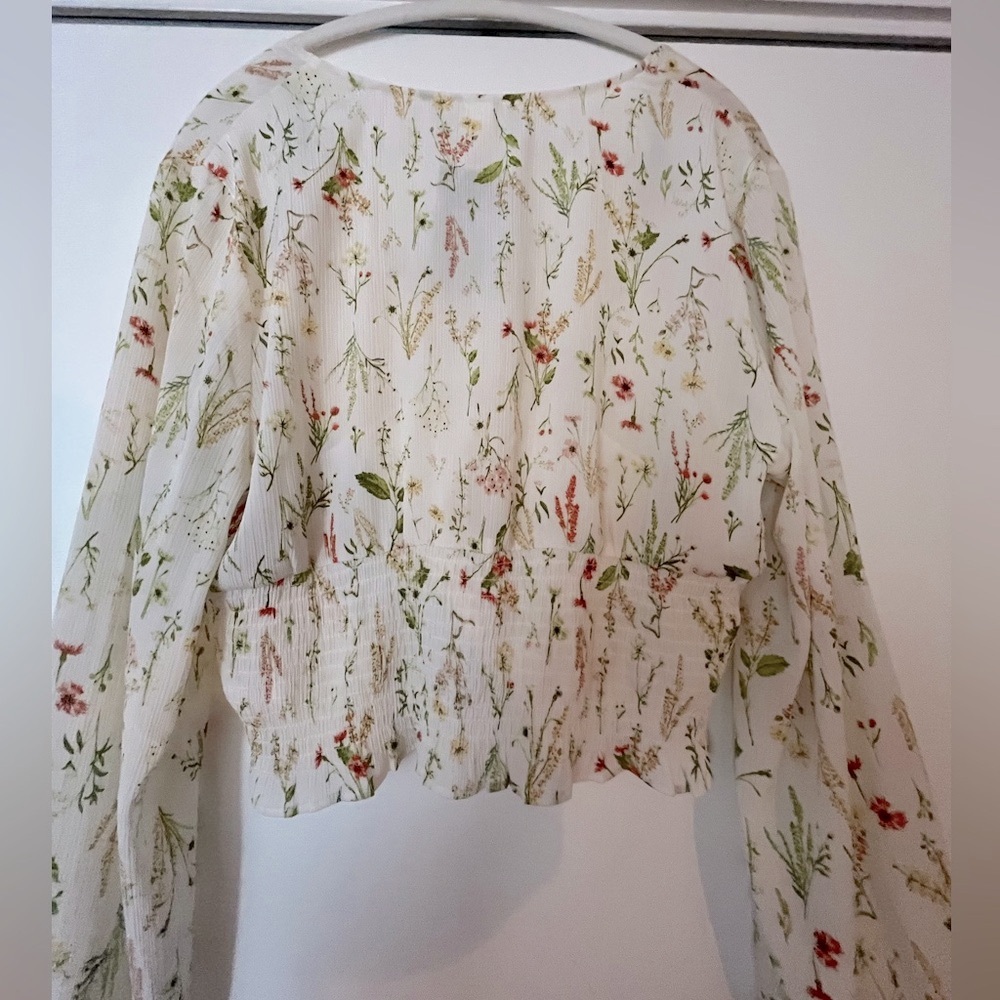 H&M NWT (L) crop blouse v neck top buttons floral white - Picture 2 of 7